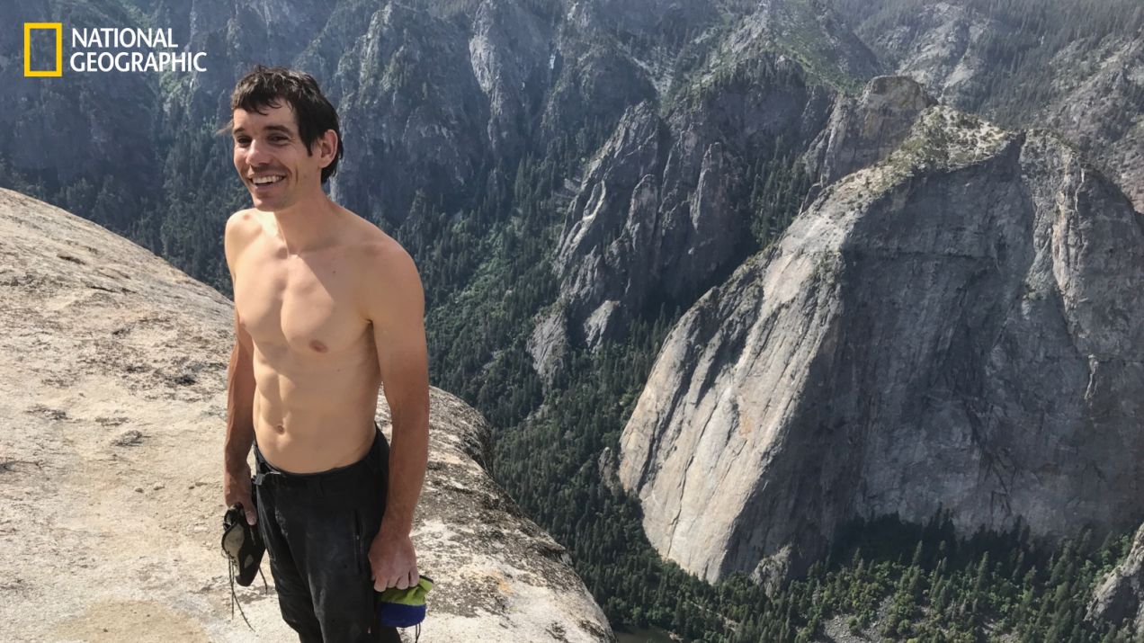 Ten człowiek wspiął się bez zabezpieczenia na najwyższy granitowy blok w Yosemite