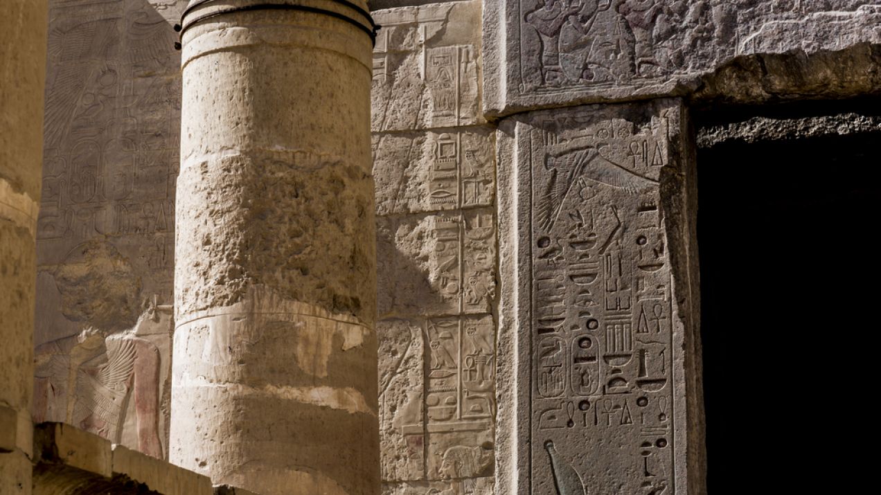 W grobowcu faraona archeolog bada wpisy... starożytnych turystów