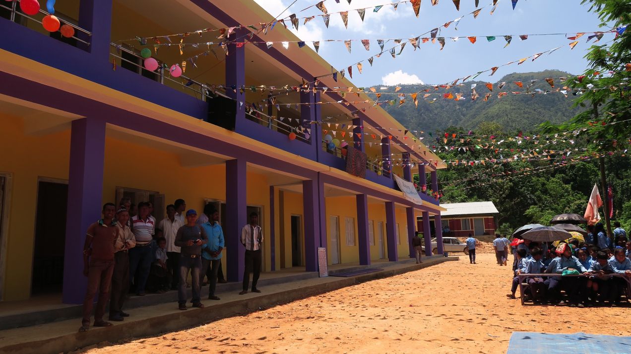 Rzucili wszystko i pojechali odbudować szkołę w Nepalu - udało się!