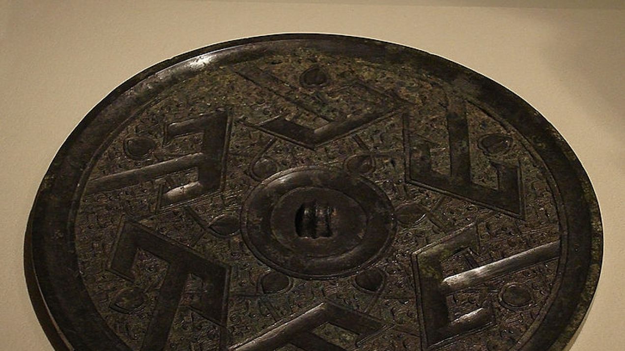 Starożytne lustro (tylna strona), datowane na okres 475 - 221 lat przed naszą erą.