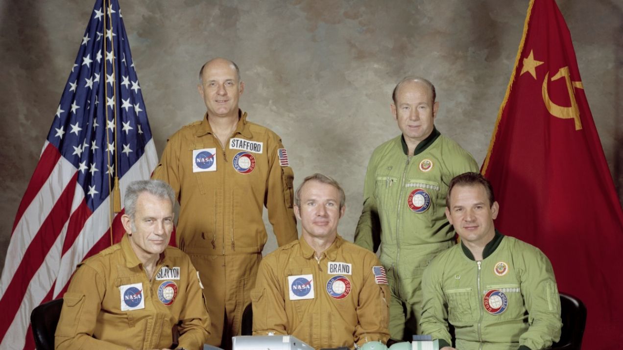 Aleksiej Leonow (drugi od prawej) wraz z członkami misji Apollo-Sojuz