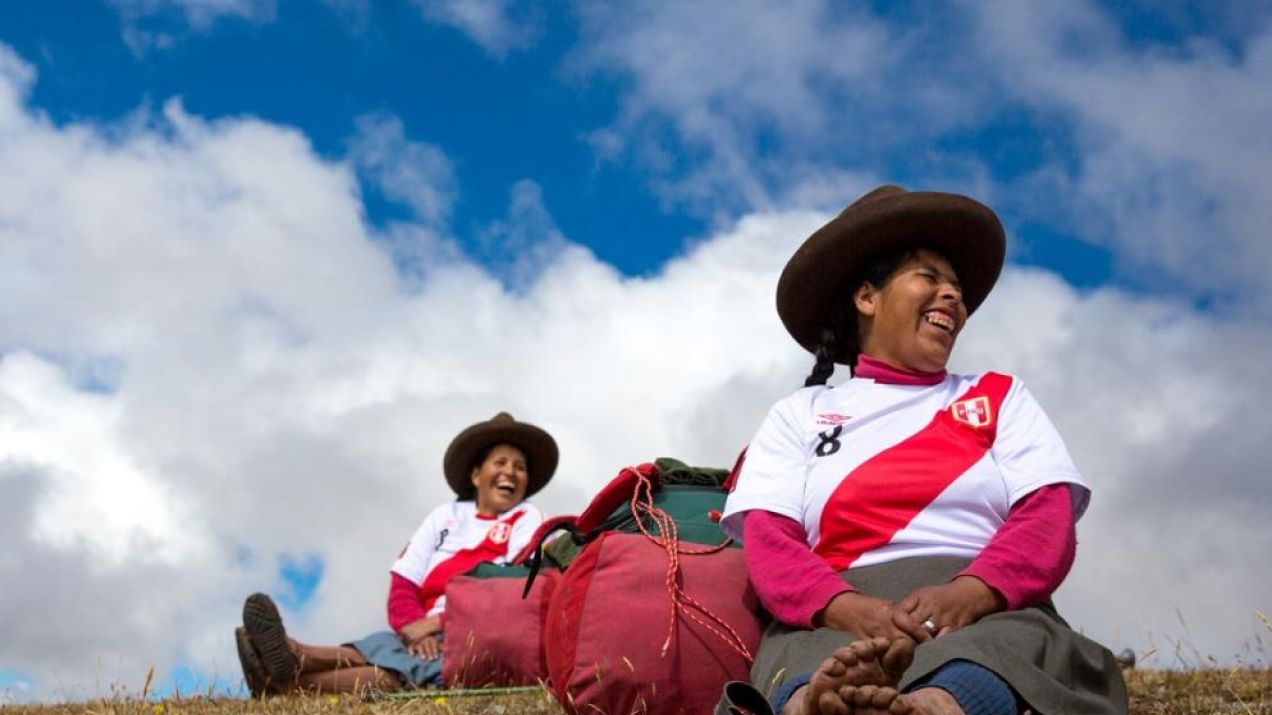Kobiety w czasie treku w Andach Peruwiańskich niosą na plecach pakunki ważące ok. 15kg. Evolution Treks Peru jest jedyną agencją turystyczną, która zatrudnia tylko kobiety na Szlaku Inków.