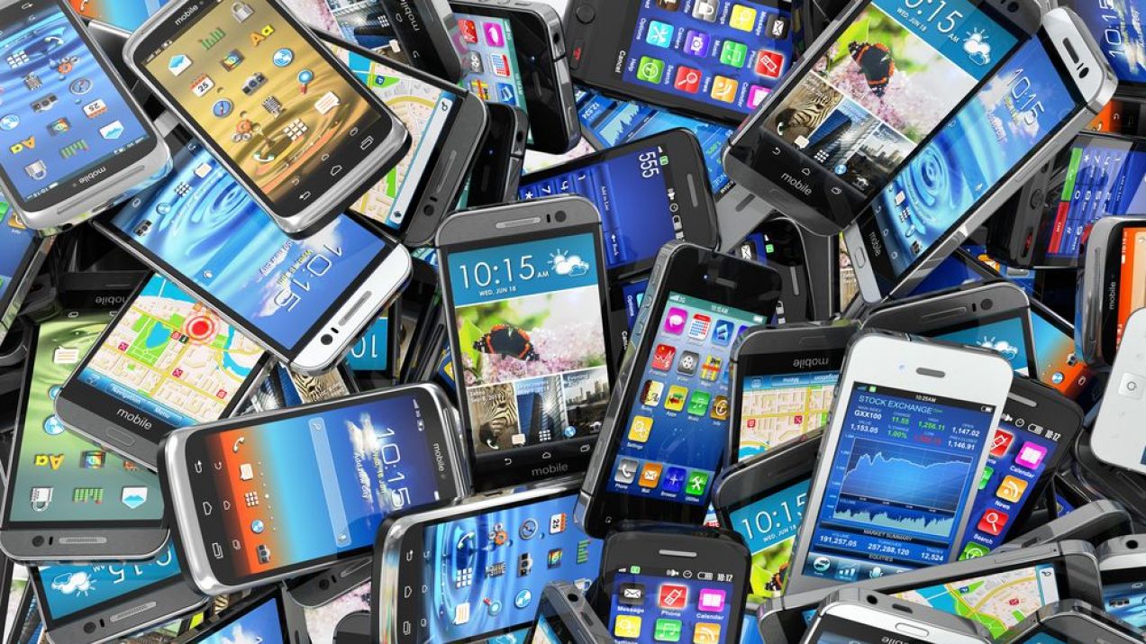 Nie wyrzucaj starego smartfona do śmieci. 6 pomysłów, jak go wykorzystać