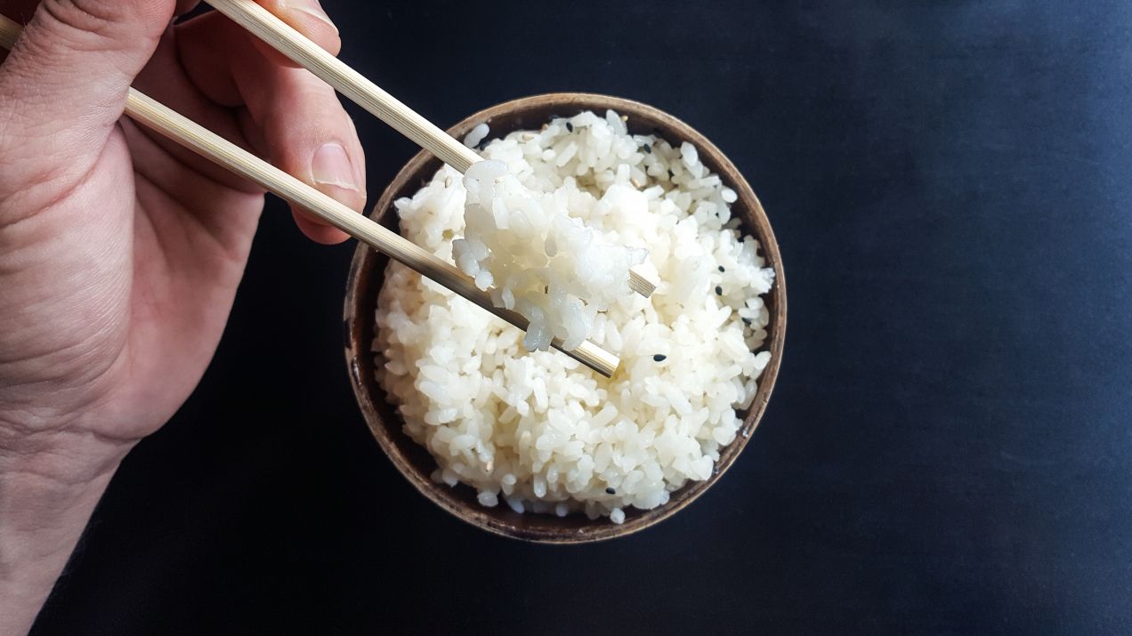 Naukowcy wiedzą, jak ugotować ryż, żeby był mniej kaloryczny. To nie magia, to reakcje chemiczne