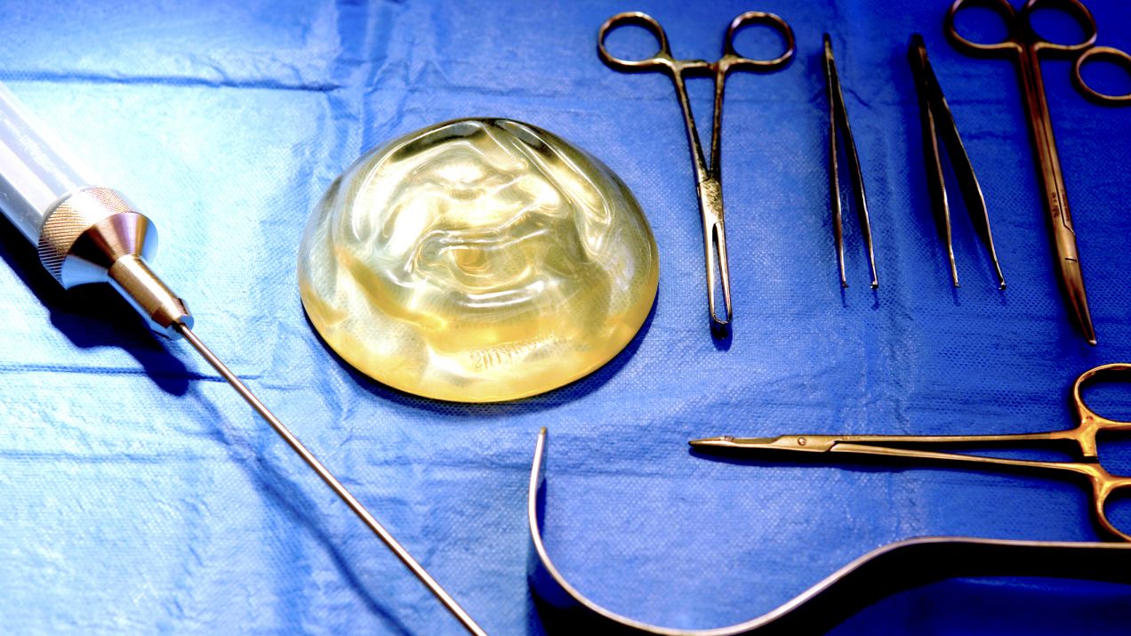 Kobieta zmarła po liftingu pośladków. Lekarze łączą nowotwór krwi z implantem