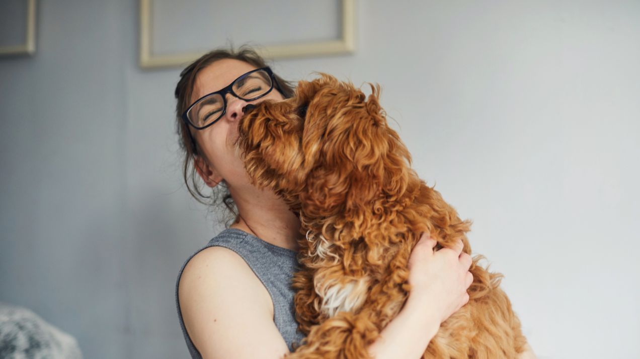 Częściej całujemy nasze psy niż partnerów. Jest na to badanie