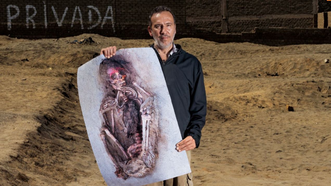 Michael Spano, właściciel miejscowej pizzerii, trzyma zdjęcie jednego z pierwszych dzieci wykopanych w Huanchaquito. Spano zwrócił uwagę archeologa Gabriela Prieto na kości pojawiające się na pustej działce obok jego domu, namawiając go do przebadania teg