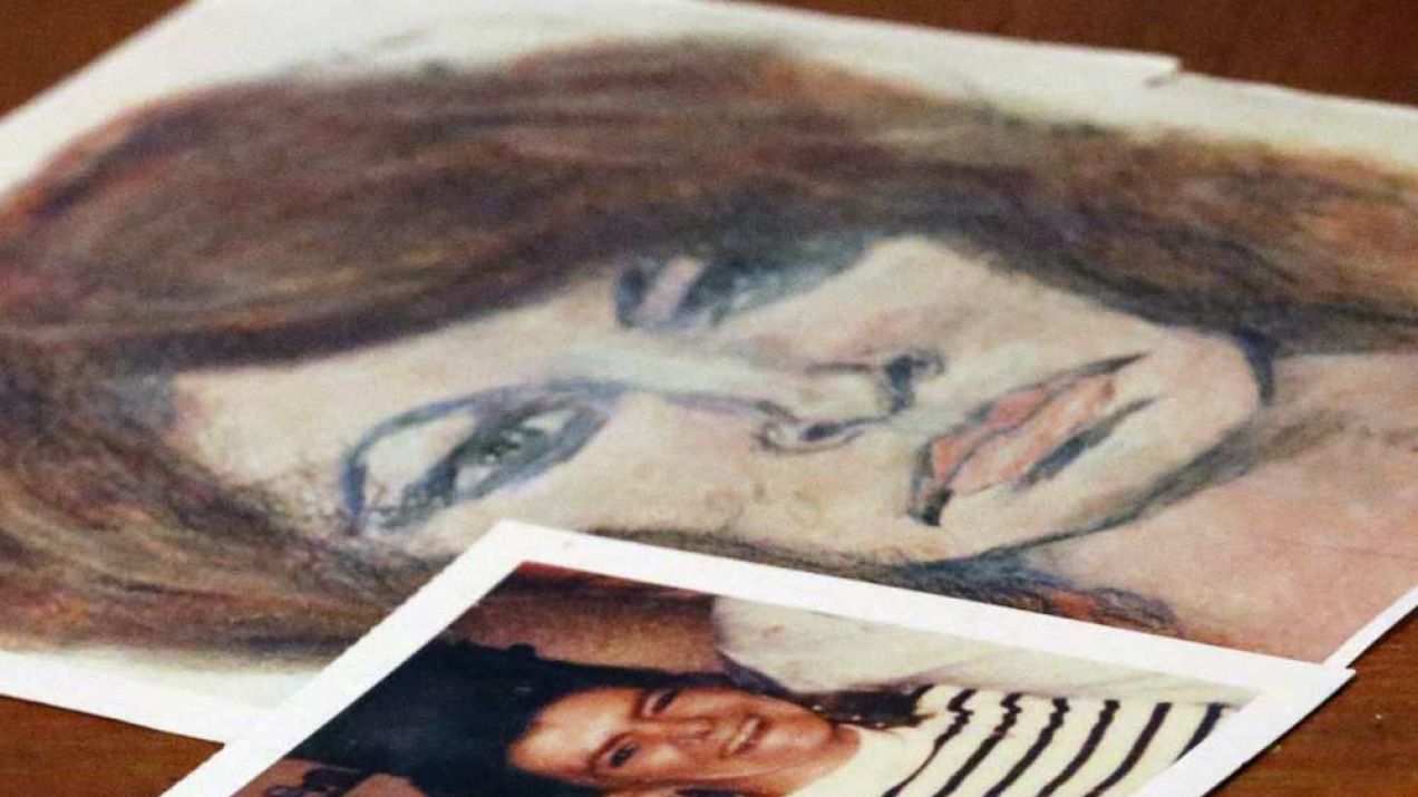 Roberta Tandarich - jedna z wielu ofiar Samuela Little. Zdjęcie Roberty leży obok jej portretu autorstwa mordercy fot. Akron Beacon Journal/Associated Press/East News