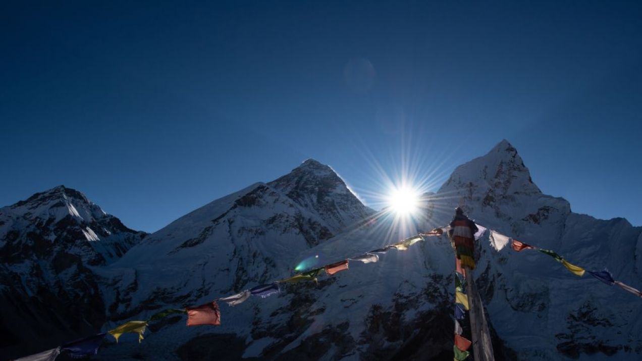Mount Everest: Osobliwe efekty świetlne wykryte przez najwyższe stacje meteorologiczne na świecie