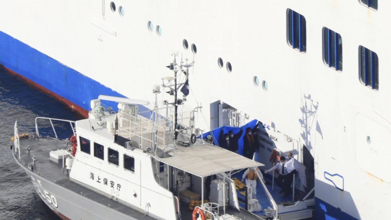 Strażacy prowadzą pasażerów, którzy mogli zostać zarażeni nowym koronawirusem w Jokohamie na statku wycieczkowym, 5 luty 2020 r. fot. Yomiuri Shimbun/Associated Press/East News