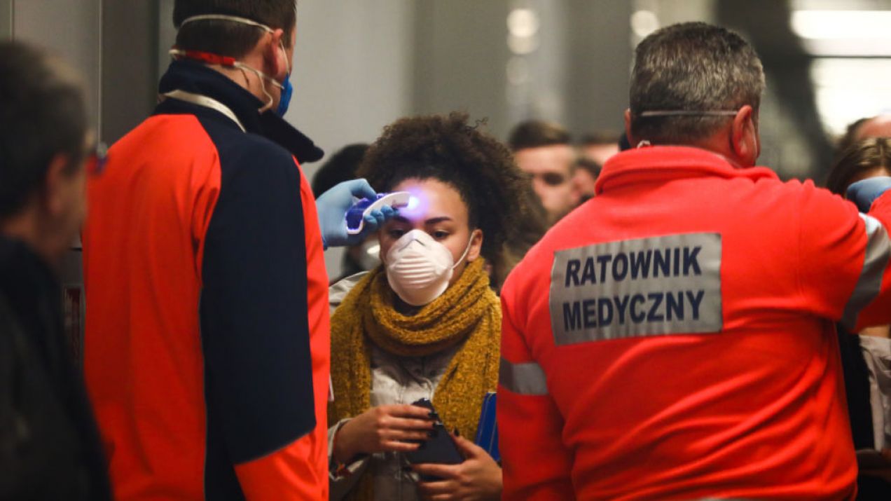 Na polskich lotniskach wprowadzono pierwsze środki ostrożności  (fot. Getty Images)