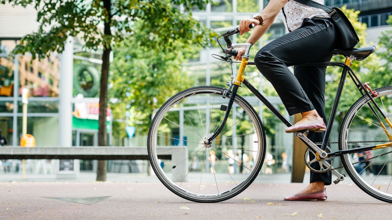 Naukowcy zbadali ryzyko związane z dojazdami do pracy rowerem (fot. Getty Images)