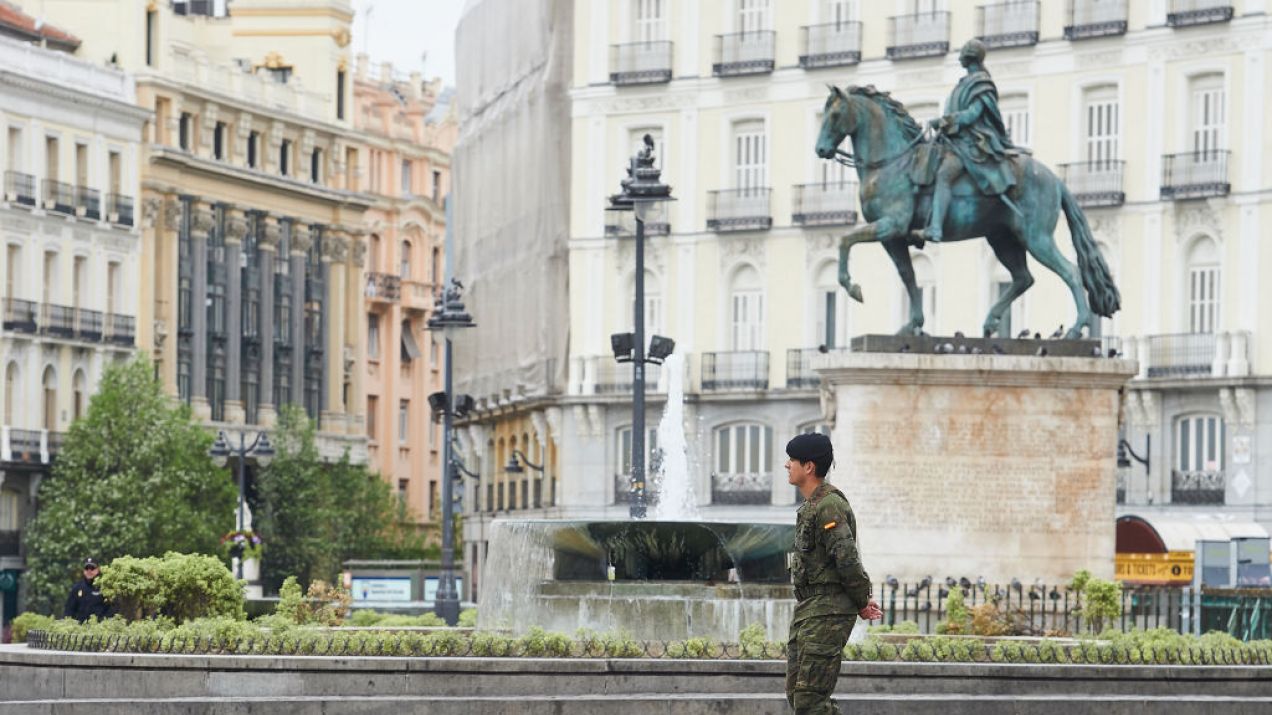 W Hiszpanii wprowadzono zakaz opuszczania domów (fot. Getty Images)