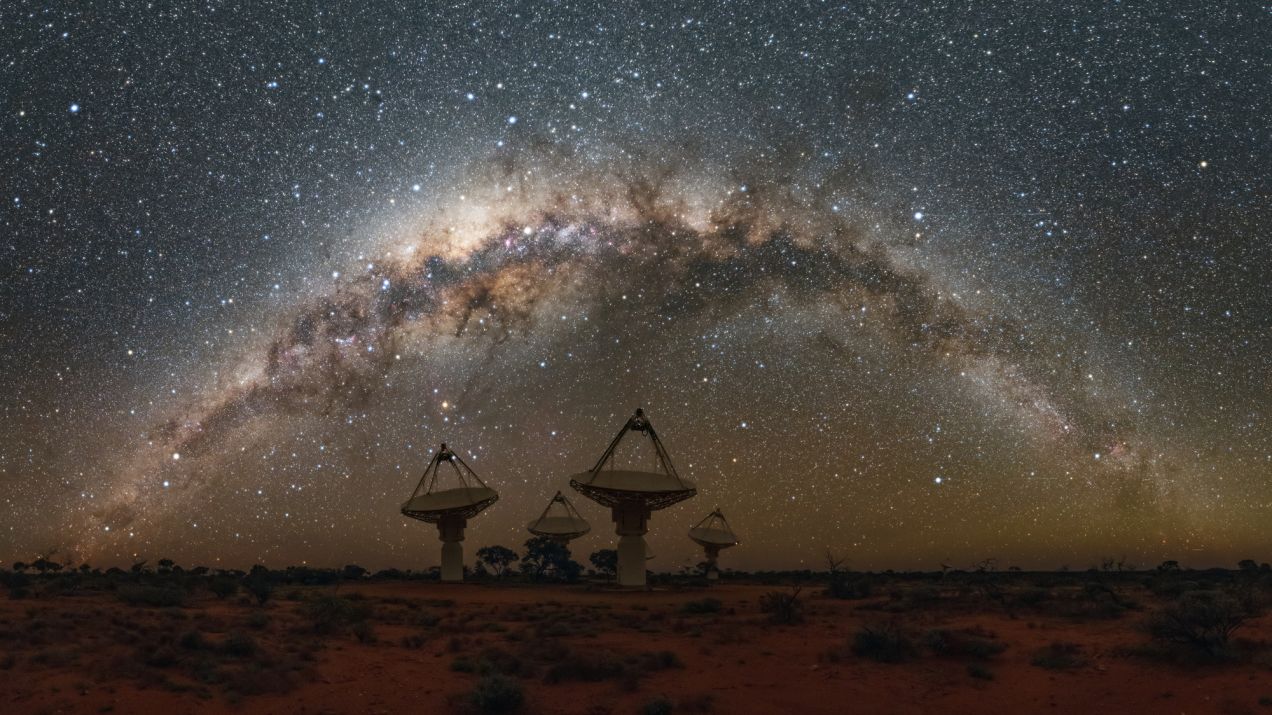 Odkryto źródło "obcych" sygnałów radiowych. Pomógł radioteleskop wypluwający 250 GB danych na sekundę fot.  Alex Cherney/CSIRO