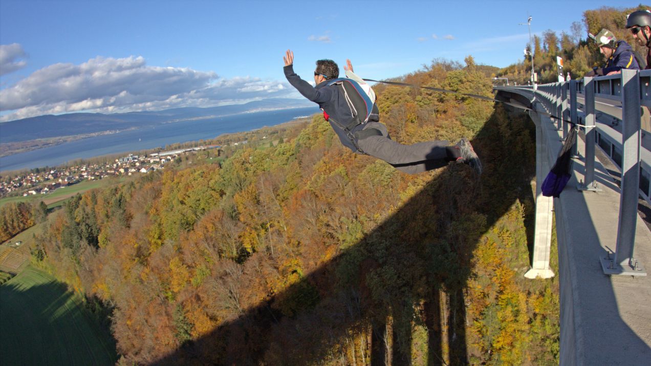 Skok na bungee: wysokość, bezpieczeństwo, ceny. Jak się przygotować do bungee jumping (fot. Getty Images)