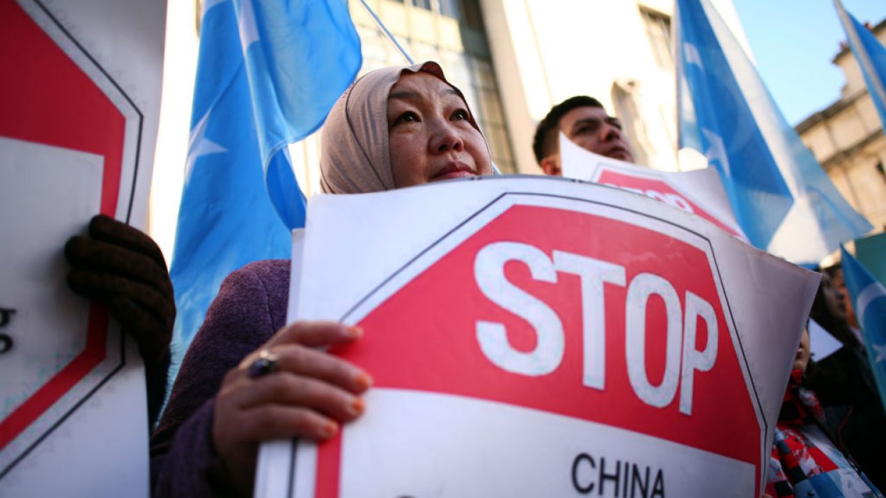 Na całym świecie odbywają się manifestacje z wezwaniem do zamknięcia obozów, w którym przetrzymywani są Ujgurzy (fot. Getty Images)
