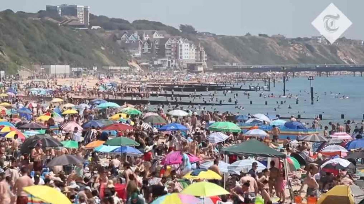 Stan wyjątkowy na południu Wielkiej Brytanii. Tysiące zignorowały zakaz plażowania  fot. The Telegraph/YT