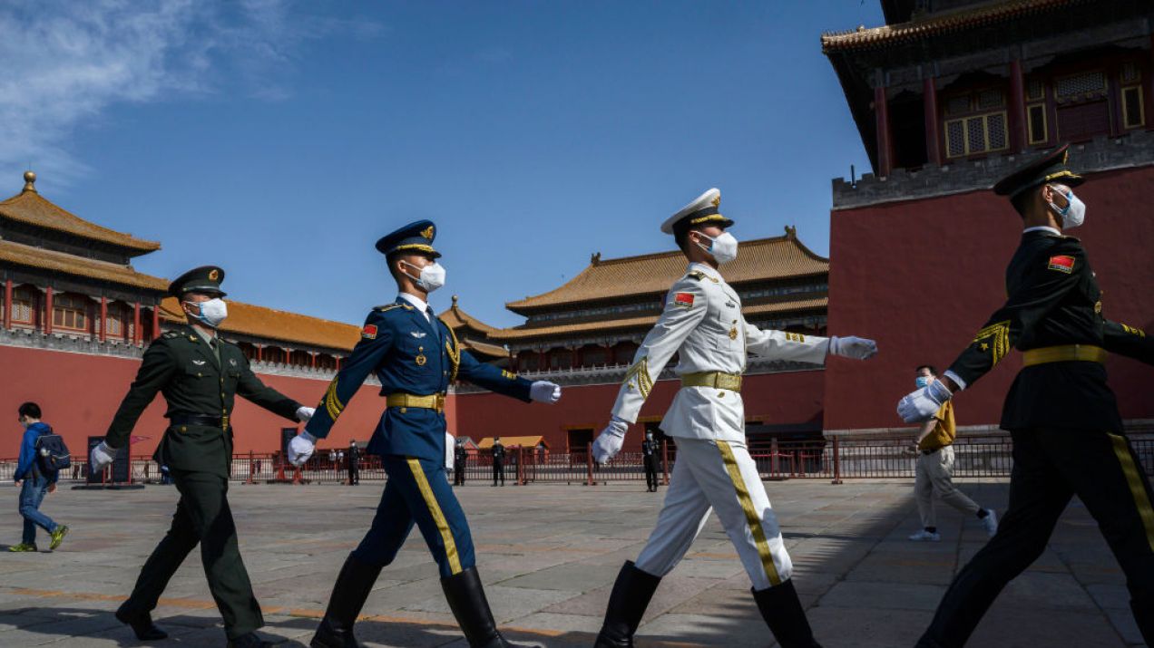 Chińscy żołnierze jako pierwsi zostaną zaszczepieni na koronawirusa (fot. Getty Images)