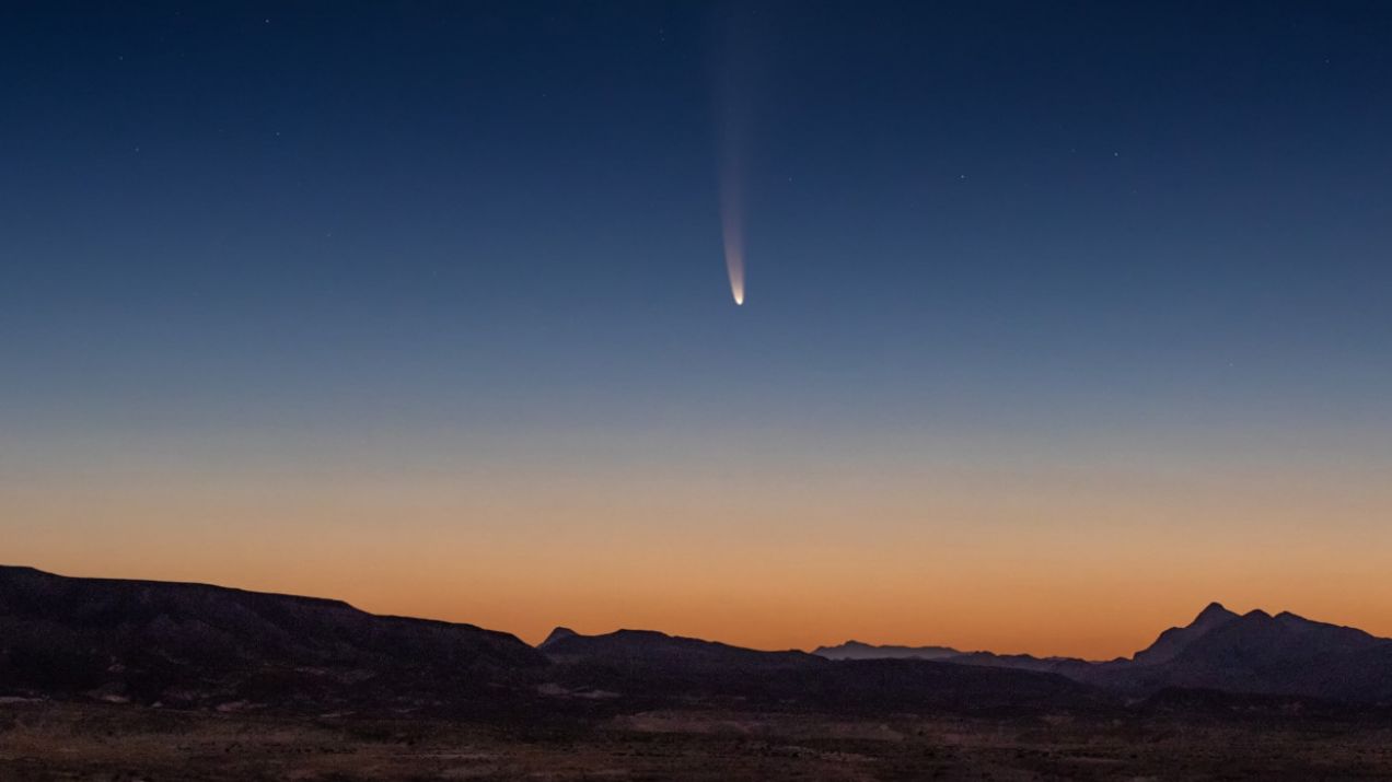 Kometa NEOWISE nad jeziorem Mead na pograniczu stanów Nevada i Arizona w USA (fot. Facebook/US National Weather Service Las Vegas Nevada)