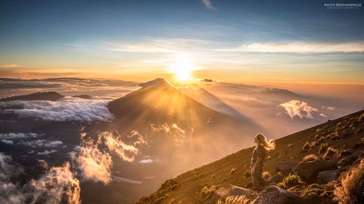 Wschód słońca na szczycie wulkanu Acatenango w Gwatemali