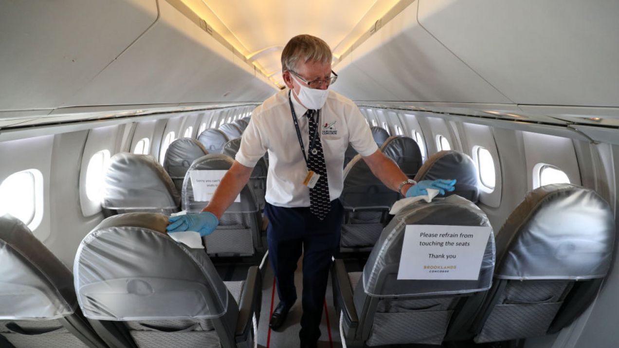 Linie lotnicze na całym świecie wprowadziły dodatkowe środki ostrożności, aby uniknąć przenoszenia wirusa. (Photo by Andrew Matthews/PA Images via Getty Images)