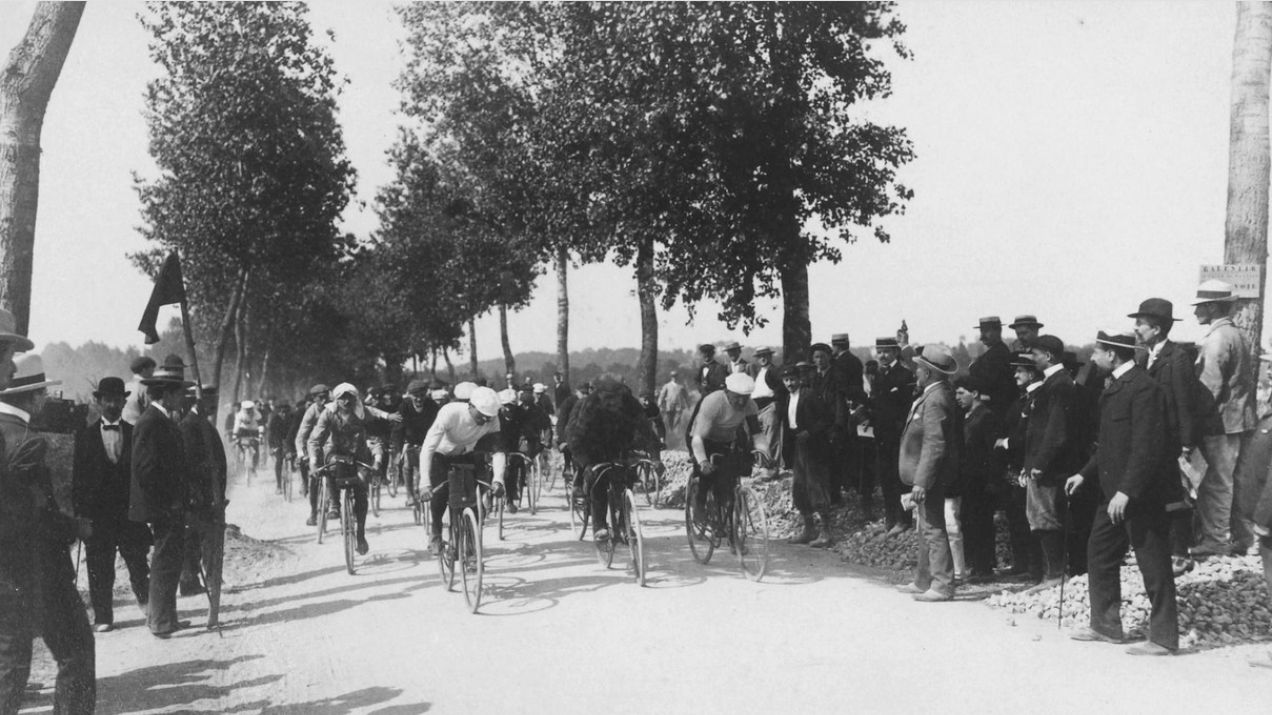 Pierwszy wyścig rowerowy Tour de France odbył się w lipcu 1903 roku. Spośród 60 zawodników, tylko 21 ukończyło wyczerpującą trasę 1500 mil. Organizator turnieju Henri Desgrange powiedział, że idealny Tour de France byłby tak trudny, że ukończyłby go tylko