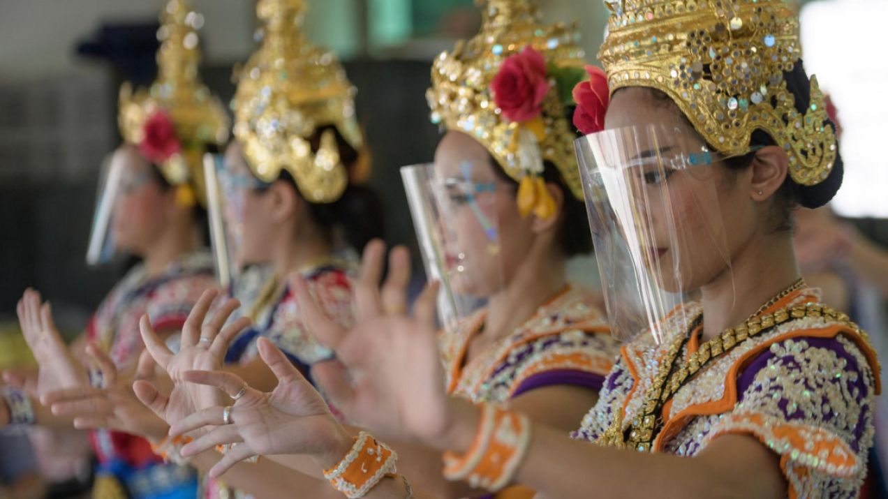 Tradycyjne tajskie tancerki w Sanktuarium Erawan w centrum Bangkoku wykonują ceremonialny taniec na prośbę wiernego modlącego się do Phra Phrom, jak znany jest w Tajlandii hinduski bóg Brahma. (Photographs by Sirachai Arunrugstichai)