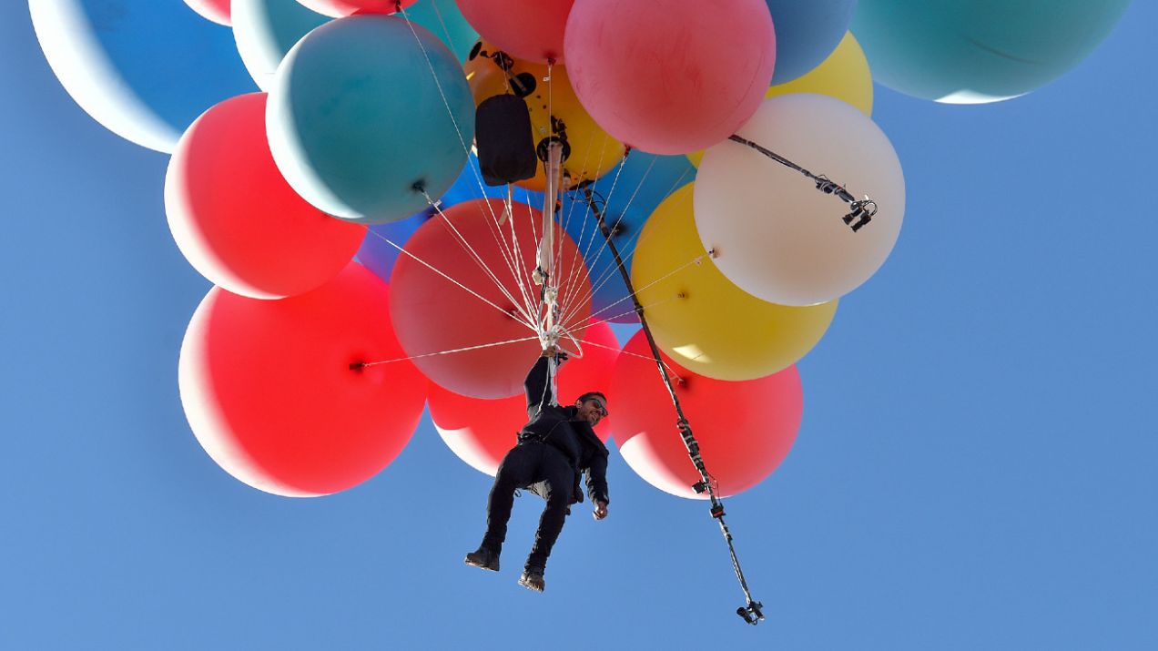 David Baine w czasie lotu z balonami (fot. Getty Images)