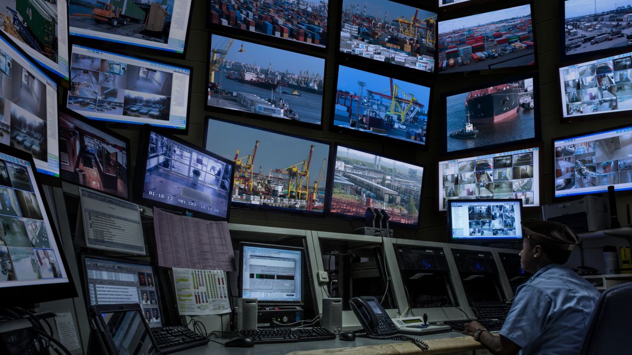 Tysiące kamer i setki satelitów śledzą każdy nasz ruch. To inwigilacja społeczeństwa czy próba ochrony? (fot. Getty Images)