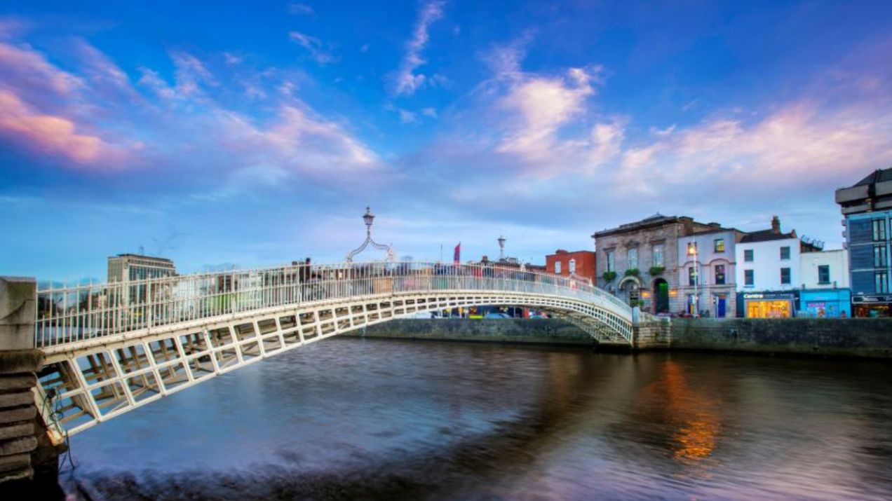 Ha’penny Bridge był pierwszą kładką dla pieszych, która przecinała rzekę Liffey w Dublinie. / Photograph by Chris Hill, National Geographic Image Collection