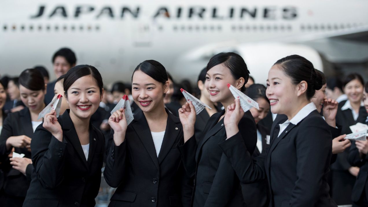 Japan Airlines wprowadza zmiany związane z poszanowaniem mniejszości płciowych wśród pasażerów i załogi (fot. Getty Images)