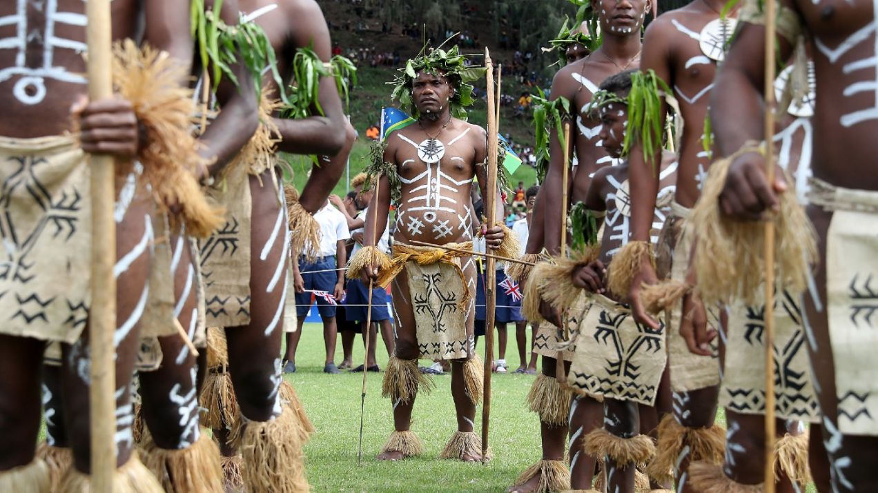 Mieszkańcy Wysp Salomona w tradycyjnych strojach prezentują taniec swoich przodków, w czasie wyjątkowych wydarzeń (fot. Getty Images)