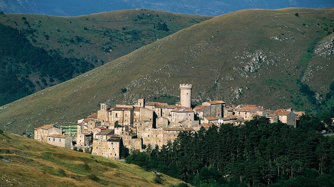 Santo Stefano di Sassino jest położone wysoko wśród malowniczych wzgórz (fot. Getty Images)