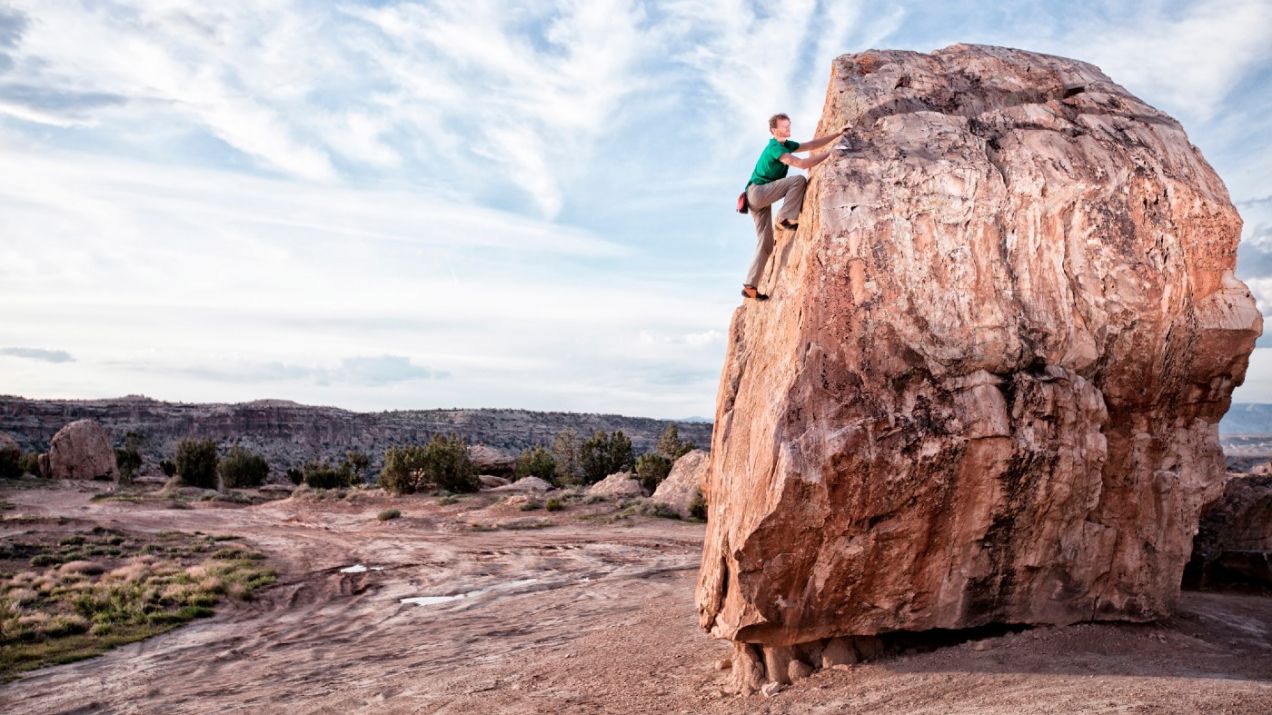 Bouldering: na czym polega i jak zacząć trenować wspinaczkę na niskich wysokościach? (fot. Getty Images)