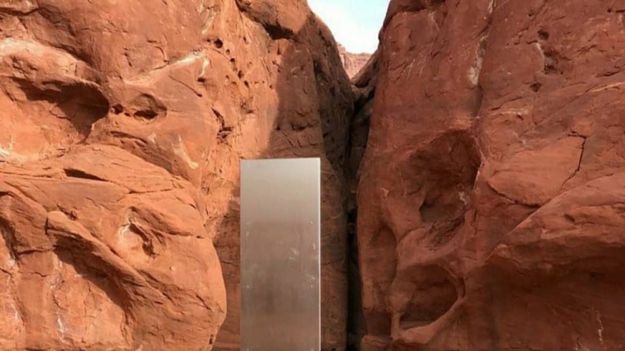Metalowy monolit na środku pustkowia w Utah