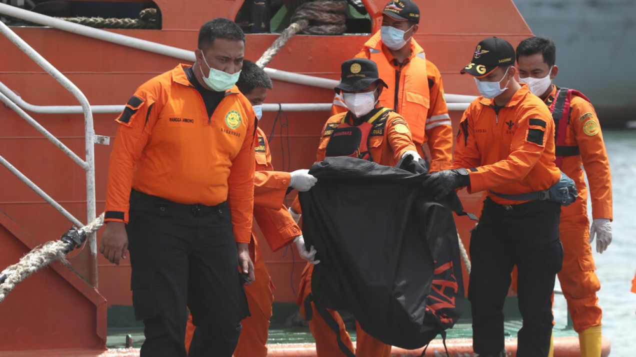 Ratownicy niosą szczątki znalezione w wodach wokół miejsca, w którym samolot pasażerski Sriwijaya Air rozbił się w porcie Tanjung Priok w Dżakarcie w Indonezji