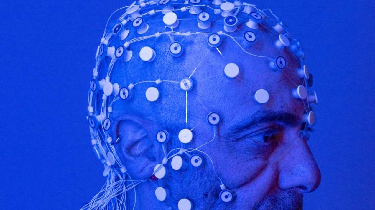 Witalij Napadow, neurobiolog z Harvard Medical School i Massachusetts General Hospital, bada, jak mózg postrzega ból. W tym celu wykorzystuje elektroencefalografię do śledzenia wzorców fal mózgowych pacjentów z przewlekłym bólem krzyża. fot. Robert Clark