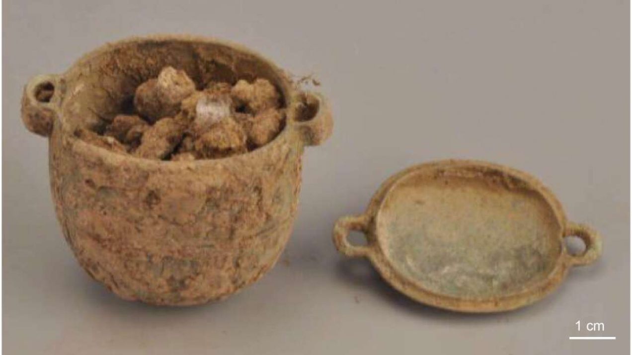 Ozdobny słoiczek z kremem znaleziony w grobowcu (fot. za Archeometry)