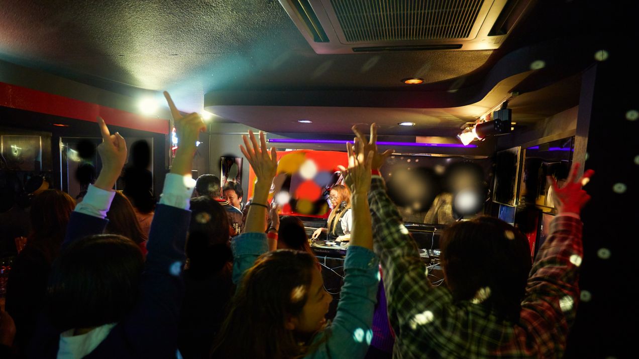 Nielegalne imprezy mogą przyczynić się do wzrostu zachorowań (fot. Getty Images)