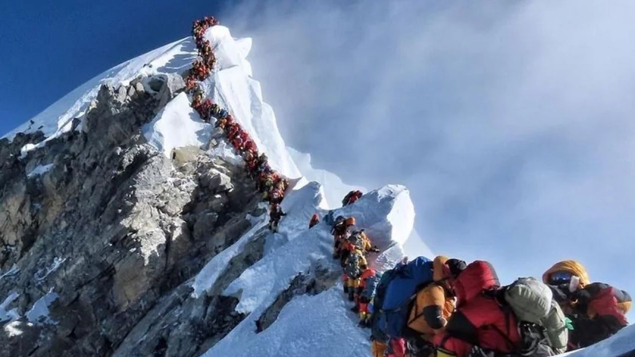 Korek na Mount Everest uchwycony przez Nirmala Purję w 2019 roku (fot. Facebook/Project Possible)