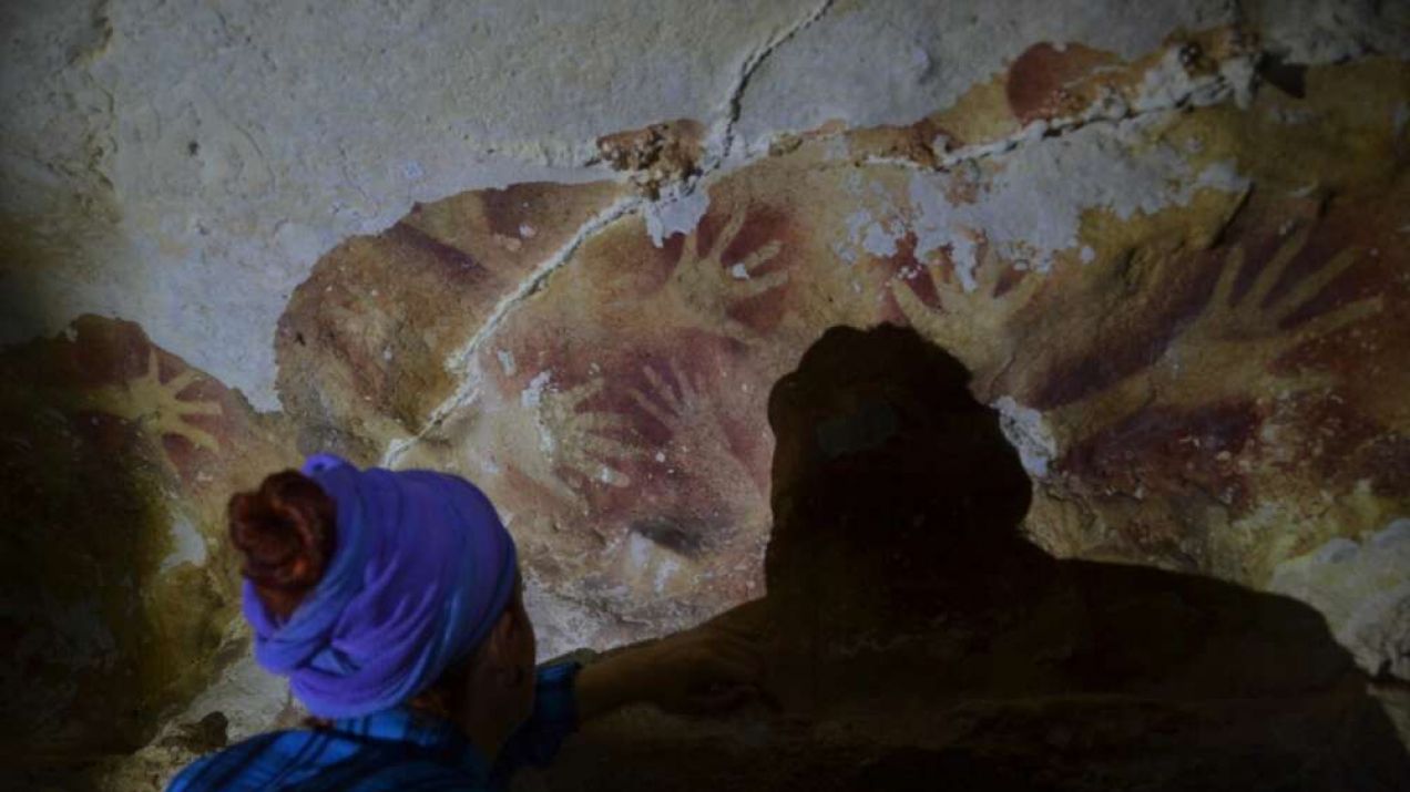Na zdjęciu widać, jak złuszczył się fragment skały, na którym nasi przodkowie pozostawili ślady swoich dłoni (fot. Linda Siagian/Scientific Report)