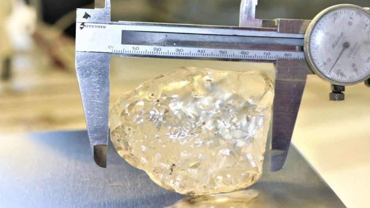Nowo odkryty diament o masie 1098 karatów czeka na wycenę (fot. Debswana Diamond Co.)