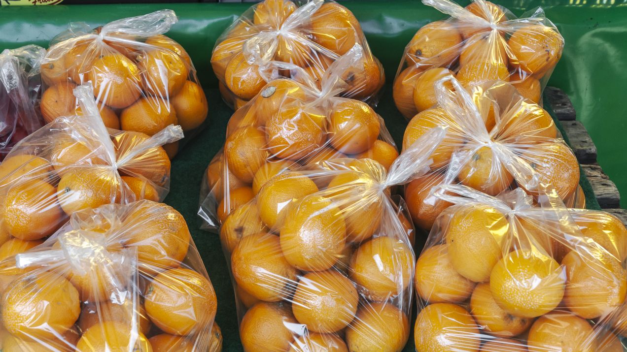 Zakaz sprzedaży owoców i warzyw plastikowych opakowaniach