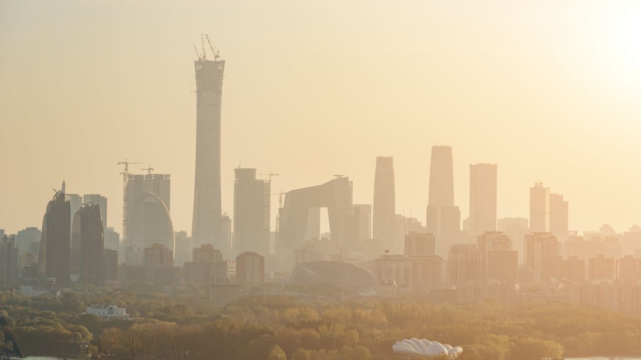 W Pekinie zamknięto autostrady i place zabaw z powodu smogu