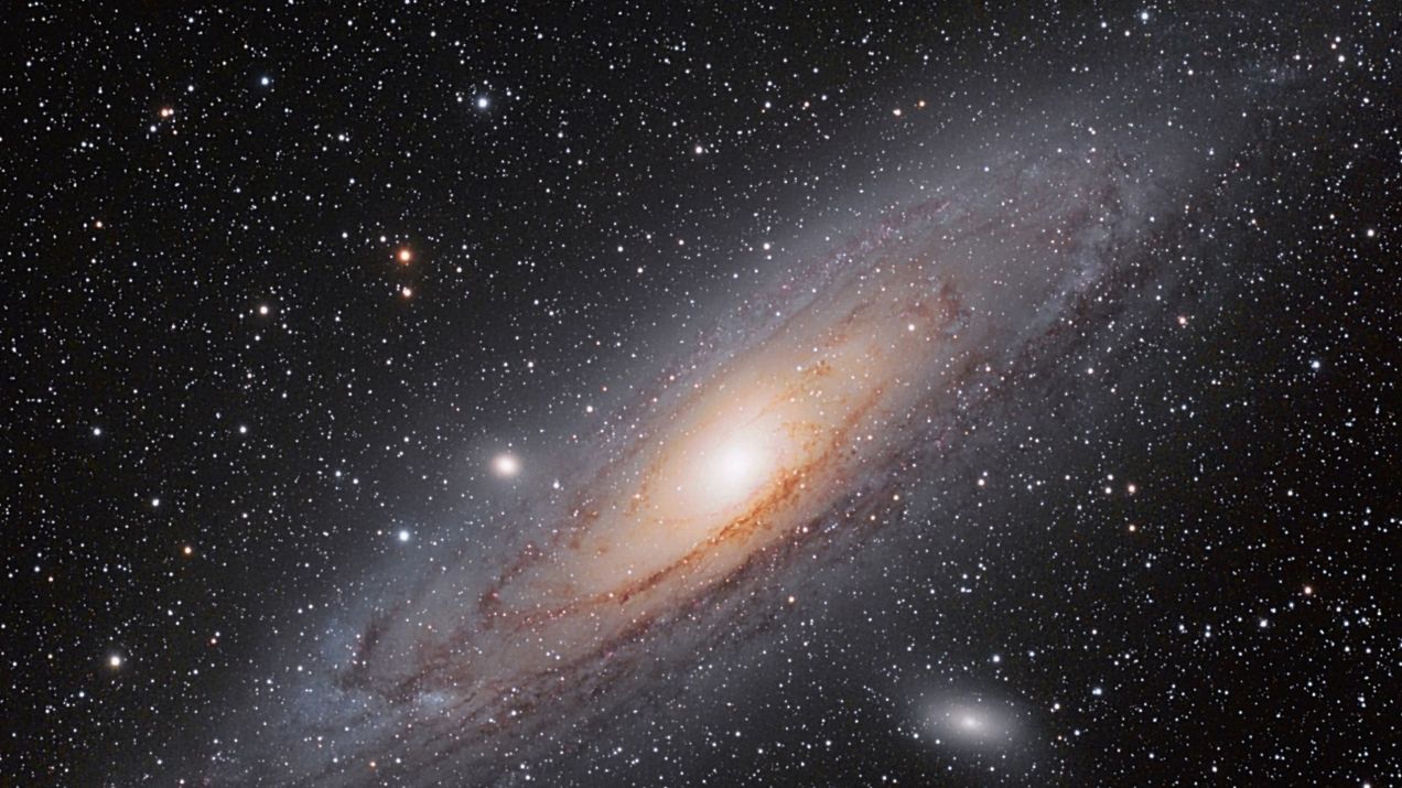 Galaktyka Andromedy. Jak zobaczyć ją na niebie? Kiedy zderzy się z Drogą Mleczną? (fot. Giuseppe Donatiello, Wikimedia Commons, CC0)