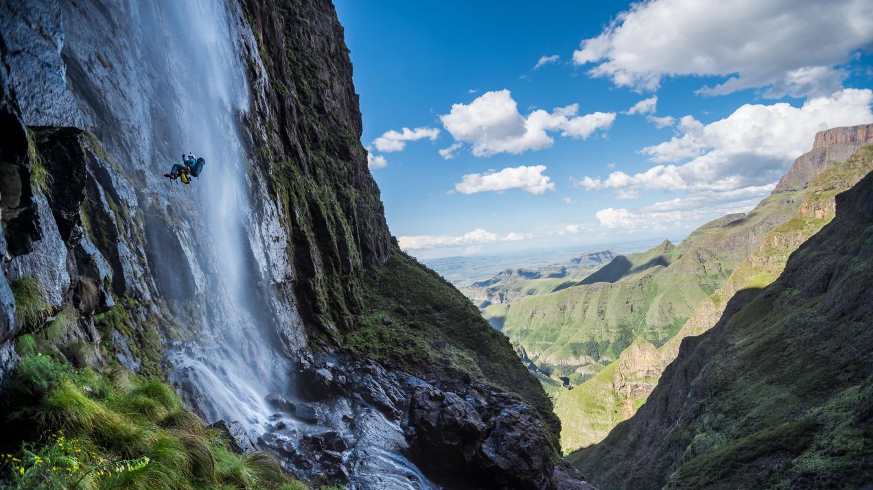 Polacy z ekipy OSHEE Slide Challenge zdobyli i zjechali z drugiego największego wodospadu na świecie