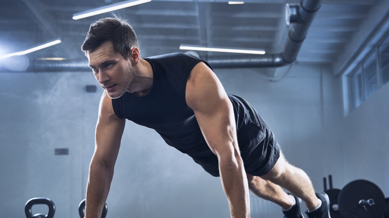 Pracujesz nad mięśniami? Nie tylko będziesz silniejszy, ale i zwiększysz swoje szanse na długie życie (fot. Getty Images)