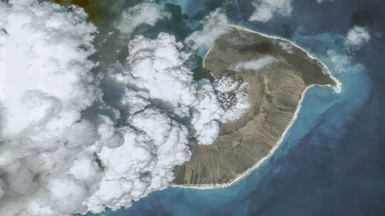 Dlaczego erupcja wulkanu Tonga była tak gwałtowna? Czego mamy spodziewać się w przyszłości? (fot. Maxar via Getty Images)
