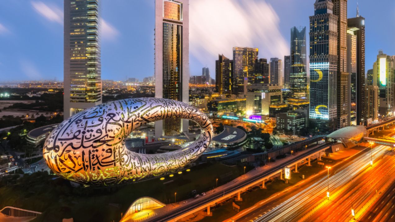 Muzeum Przyszłości w Dubaju zabiera zwiedzających do 2071 r. Sam budynek robi ogromne wrażenie