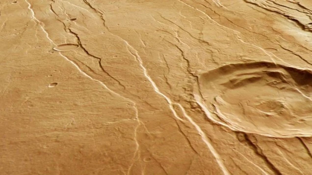 Zaskakujące nowe zdjęcia Marsa pokazują wielki okrągły znak i gigantyczne, jakby wydrapane szponami rysy. Co to jest? (fot. ESA/DLR/FU Berlin, CC BY-SA 3.0 IGO)